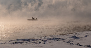 Рыбалка в морозный день. / В большой мороз разве что рыбаки да фотографы заняты своим любимым делом!..