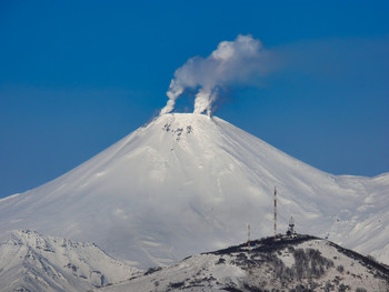 дымящий Авача / Начало извержения Авачинского вулкана. Камчатка, , вид с судна из бухты.........2008 год, ноябрь