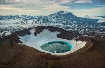 Камчатка. Кратер вулкана Горелый. / Вид на один из кратеров вулкана Горелый с высоты птичьего полета. Это ледниковое озерцо можно увидеть только в середине лета, затем оно высыхает.

 Вулкан Горелый (Камчатка), июль 2020. Снято на DJI Mavic Pro.