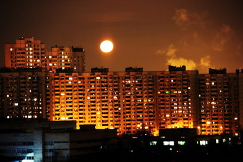 Полнолуние в Москве / Не часто можно увидеть луну в Москве.То облака,то свет мешает увидеть лунный диск.