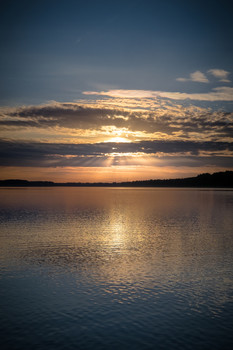 Вечер / Снимок сделан в августе 2020 на озере Спасс Котовское, Ленинградская область. Вечернее золото заката, оглушающая тишина, прекрасные пейзажные виды.