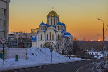 Вечерний свет. / Храм Покрова Пресвятой Богородицы в Ясеневе. МОСКВА