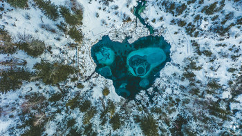 гейзерное озеро Алтай зимой сверху / Гейзерное озеро, расположенное в Улаганском районе Республики Алтай