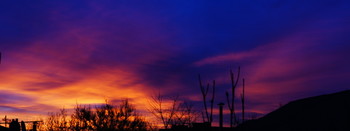 Зимний рассвет / Зимой солнце поднимается позже и ниже над горизонтом,красиво подсвечивая облака.