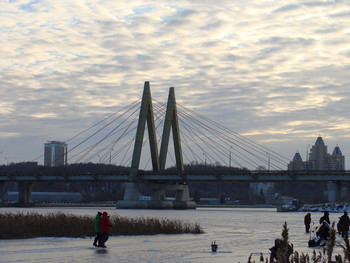 Неспешная прогулка / зимние рыбаки под мостом Миллениум. Казань