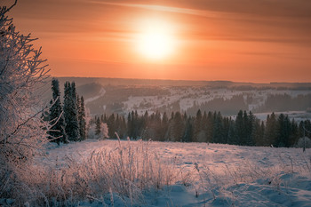 Закатный багрянец / Большой, слепящий шар солнца вывалился из молочной пелены  зардевшегося неба и медленно покатился к горизонту, разливая вечерний свет в морозном воздухе.