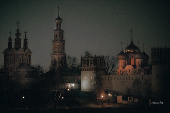 Новодевичий монастырь ранним утром / холодно и без подсветки