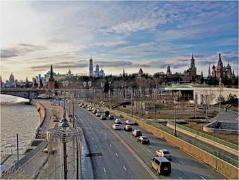 Москва вечерняя / Вид на Кремль с парящего моста в Зарядье