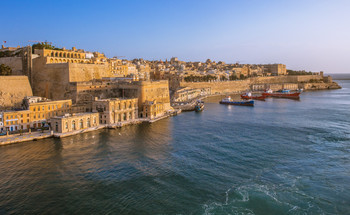 Нас Мальта встречает рассветом. / Утро в порту города Валетта (столица Мальты).