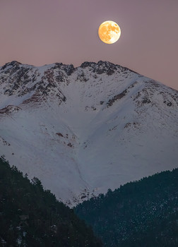 Луна над горами / Почти полная луна поднимается вечером над горами в Архызе.
Декабрь, 2020.
Из фотопроекта «Кавказ без границ».