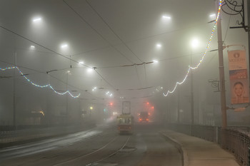 В туманную ночь... / Уходящий трамвай...