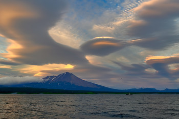lenticular clouds / Вечер у южного берега Камчатки..