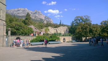 У подножия горы Ай-Петри / У подножия горы Ай-Петри располагается Воронцовский дворец с парковым комплексом,представляющим собой амфитеатр,ограниченный горами с северной стороны,морем с юга, а с запада и востока холмами. Высота горы Ай-Петри, с характерными зубцами,-1233 м над уровнем моря.