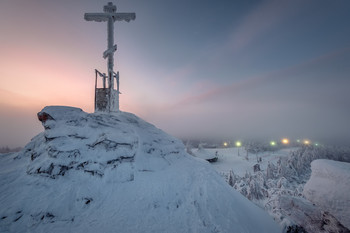 Лыжный спуск на Крестовой / Сквозь туман и низкую облачность пробивается свет фонарей горнолыжного спуска.