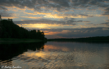 Вечер на озере / Солнце скрылось за горизонтом, бросая последние лучи в небо.