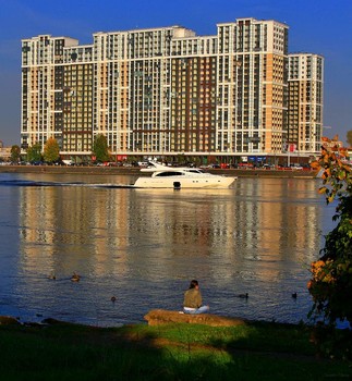 Современная Асоль... / "...Кто о яхте грезит с алыми парусами,
Кто о принце – чтоб нашёлся как-то сам…
А она мечтала о «Ниссане»
И квартире в доме у Невы..."