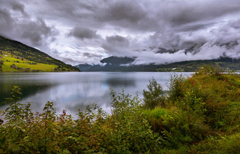 Горное озеро на Гейрангере. Норвегия. / Горное озеро на Гейрангере. Норвегия.