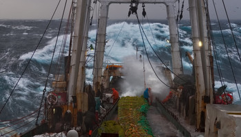 закрепление трала / Сильный шторм в Охотском море. Весна 2020 г. Шторм не утихает, выборка трала прошла удачно