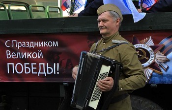 Вспоминая год минувший / 75 лет со ДНЯ ПОБЕДЫ в Великой Отечественной войне..._____________

"Милые заморские соседи,
Сытые, вальяжные, как боги,
Не будите русского медведя.
Пусть он мирно спит в своей берлоге.

Не мешайте царствовать и править,
Есть и пить, покуда сердце бьётся.
Вы себе не можете представить,
Чем для вас всё это обернётся!

Вы уже не раз его пинали,
Унижали, посыпали пылью,
На берёзе русской распинали,
Жгли огнём и в омуте топили.

И когда уверенность в победе
Доводила вас до сладкой дрожи,
Рык утробный русского медведя
Раздавался вдруг у вас в прихожей.

Что ж вам, братцы, дома не сидится?
Так и тянет, прилетев на запах,
Щедрую российскую землицу
Взять и отобрать у косолапых!

Сколько лет мыслишкою лукавой
Ваши переполнены газеты,
Мол, "какое мы имеем право
На одну шестую часть планеты!?"

Мы сюда пришли по божьей воле,
Честь свою ничем не замарали.
И не вам судить о нашей доле!
Мы своё богатство не украли.

Наши нерушимые основы –
Паруса, полозья да подковы,
Беринги, Хабаровы, Дежнёвы,
Ермаки, Поярковы, Зайковы.

Дамы, господа, синьоры, леди,
За черту ступая ненароком,
Не дразните русского медведя:
Ваше баловство вам выйдет боком.

Вы его обманете стократно,
В кабаке обчистите до нитки,
Ведь у вас любая милость – платна,
Ваши боги – золотые слитки.

Ваше кредо – разделяй и властвуй,
Ваша правда – это правда Силы.
Вы привыкли восседать над паствой,
Неугодных одарив могилой.

А вот русский в каждом видит брата,
Не приемля скаредность и лживость.
Для него всего важнее – Правда,
А всего дороже – Справедливость.

Потому со дна любого пекла,
Где никто другой не сможет выжить,
Русский вдруг поднимется из пепла,
Из трясины и дорожной жижи.

Выветрит угар кровавой битвы,
В чистом роднике омоет очи,
Пред иконою прочтёт молитвы...
И придёт к вам в дом однажды ночью.

Весь пропахший порохом и кровью,
Поведя вокруг усталым взором,
Он замрёт у вас над изголовьем
И в глаза посмотрит вам с укором.

И пока вы свет не погасили,
Спросит он, былое подытожив:
-Ты зачем пришёл ко мне в Россию?
Или я тебе чего-то должен?

Вы поймёте, что пришла расплата.
Но платить, как оказалось, нечем.
Русский бы простил, наверно, брата.
Только ж вы не брат ему, а нечисть.

И душонку, сжавшуюся в плоти,
Теребя под хмурым взглядом гостя,
Вы тысячекратно проклянёте
Глупую идею «Дранг нах Остен».

Жаждущие новых территорий
Для бейсбола, регби или гольфа,
Почитайте парочку историй
Про Наполеона и Адольфа.

Поумерьте пыл парадной меди!
Отвечать за глупости - придётся!
Не будите русского медведя.
Может быть, тогда и обойдётся."

==Константин Фролов-Крымский==