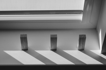 Линейный натюрморт с блоками / Можно сказать спонтанный кадр,привлекла тень от окна...
I-_-I
