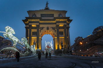 Триумфальная арка вечером / зимняя подсветка