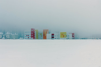 За полем.. / Край города зимним утром туманным. Городской пейзаж. Вид на город из-за поля.. Туманное утро в декабре.. Когда меняется погода. Краски городского массива зимним утром. За полосой поля. Дома, постройки за полем и опускающийся туман.