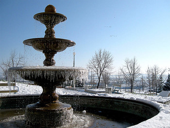 Замерзший фонтан / Зима, фонтан