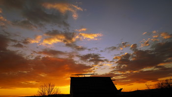 Рассвет 1 января 2021 года / Новый Год порадовал с первого дня красивым рассветом! Тучи уходят направо,поднимаясь над горами.С минуты на минуту поднимется солнце...Будет чудесный солнечный день Нового 2021 года.Пусть для всех этот год будет счастливым!!!