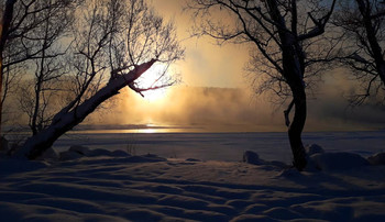 закат над замерзающей рекой / Вечерний свет над рекой