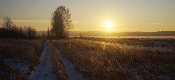 На закате. / Похоже на сайте царит анархия,модераторам пора бы начать работать,а то уровень сайта снова скатится вниз.