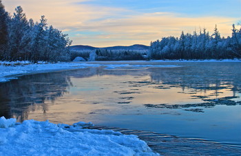Сибирская зимушка своё возьмёт / Тоора-Хем в середине декабря.
Река берёт начало из озера Тоджа, протекает по Тоджинской котловине, впадает в Большой Енисей в 285 км от его устья.