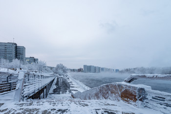 Скованный морозами / Скованный морозами город живет и празднует