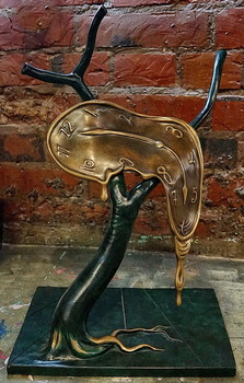 Расплавленные часы / Расплавленные часы стали синонимом имени Дали. Броский, легко тиражируемый и без труда расшифровываемый образ художник сделал программным для себя.