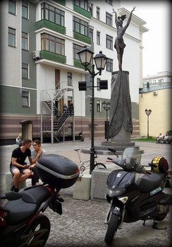 У ПАМЯТНИКА М.ПЛИСЕЦКОЙ. / ЛЕТО.ДВОЕ.