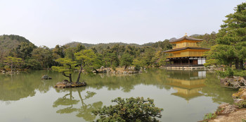 Золотой павильон Кинкакудзи / Золотой павильон Кинкакудзи был построен в 1387 году, как загородная резиденция сёгуна Асикага Ёсимицу (1358—1408). Один из самых известных храмов не только Киото, но в целом Японии. Несмотря на свои небольшие размеры он обрел большую известность и популярность благодаря своему необычному виду, материалу из которого он построен (покрыт листами из 18 каратного золота) и реликвиям, хранящимся на территории этого храма.