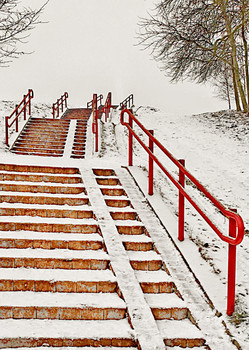 красная лестница / заснеженные ступеньки лестницы