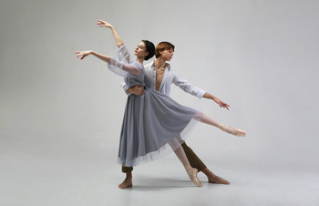 Танцы вдвоем.... / В кадре студенты Академии танца Бориса Эйфмана Аким Бакаев и Людмила Савенко