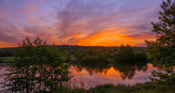 Предрассветные облака. / Красивое утреннее небо отражается в воде.