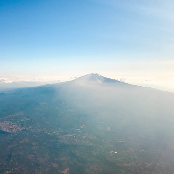 Вулкан Этна / Вид на крупнейший действующий вулкан Европы Этна, на итальянском острове Сицилия. Заход на посадку в аэропорт Катании.
