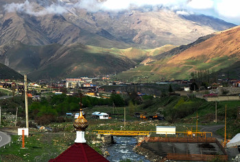 Куртатинское ущелье в Северной Осетии. / Куртатинское ущелье считается колыбелью осетинского народа и источником возникновения его национальной культуры с эпохи раннего средневековья. В те времена это был густонаселенный район, по которому пролегал один из самых знаменитых караванных путей в Закавказье. До начала XX века он удерживал третье место по востребованности после Военно-Грузинской и Военно-Осетинской дорог .Куртатинское ущелье – жемчужина природного достояния Республики Северная Осетия-Алания. Это уникальное горное ущелье протяжённостью более 50 км.