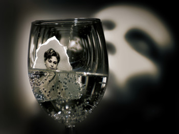 сны / женский портрет в бокале с пузырьками