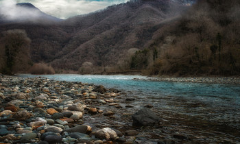 Река Бзыбь.. / Бзыбь - самая длинная река в Абхазии. Протяженность 110км, В большом количестве водятся форель и черноморский лосось.В верховьях реки Юпшары, принадлежащей бассейну Бзыби, расположено знаменитое высокогорное озеро Рица...