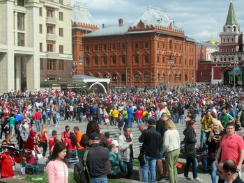 Попробуй, найди переход / Чемпиона мира по футболу в Москве. Пешеходам -везде у нас дорога!
