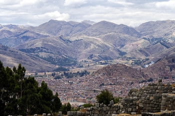 Анды. Вид на Куско / Для своей столицы Инки выбрали живописную долину, со всех сторон окруженную горами, на высоте 3500 м над уровнем моря