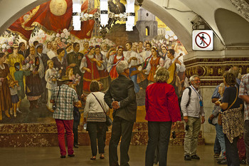 соцреализм / туристы из германии у мозаики на колцевой метро Киевского вокзала Москвы