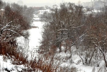 Засыпало снегом / Город и реку Орлик засыпало снегом