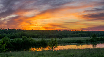 Предрассветные облака. / Красивое утреннее небо перед рассветом. Озеро Сосновое.