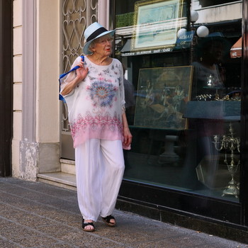 Неспешная прогулка / Женщина, гуляющая по Брюсселю.