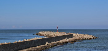 Северный мол Балтийска / Вместе с Южным молом образует так называемые морские ворота города Балтийска.
Первая попытка строительства Северного мола была предпринята в 1840 году. В 1871 году началось новое строительство, которое окончательно было закончено 30 июня 1883 года. Высота мола над уровнем моря равнялась 3,14 м, ширина — 8 м. На оконечности установили железную круглую башню с красным огнем, а вдоль мола были проложены рельсы. Расстояние между огнями Северного и Южного молов составляет 361,6 м.