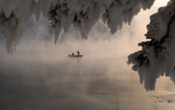 Зимняя рыбалка. / Рыбаки в мороз на Енисее.